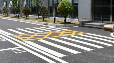 優(yōu)質(zhì)企業(yè)廠區(qū)道路劃線，高效安全的必備選擇！