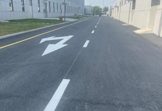 蘇州廠區(qū)劃線認(rèn)準(zhǔn)專業(yè)團(tuán)隊(duì)，施工周期短，標(biāo)線耐磨抗造